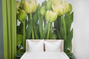 汉诺威Hotel Reverey * kontaktloser Self Check-In *的一间卧室配有一张带鲜花的床铺