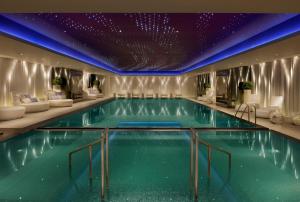 香港香港美丽华酒店的紫色天花板的酒店游泳池