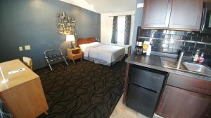 斯特金贝Motel 57的酒店客房带一张床和一个厨房