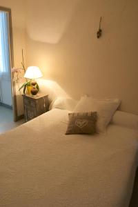 尼奥尔中央酒店的卧室配有白色的床和枕头