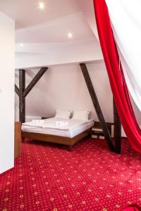 厄尔科Fregata的一间卧室配有一张床,铺有红色地毯