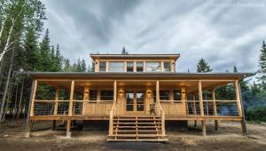 拉马巴耶Chalet TAO par Les Chalets Spa Canada的大型木制房屋,设有大型门廊
