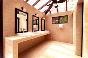 蒂卡尔蒂卡尔丛林旅舍的浴室设有2个水槽和2面镜子