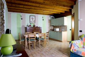 蒙赞巴诺Corte Fattori的厨房以及带桌椅的用餐室。