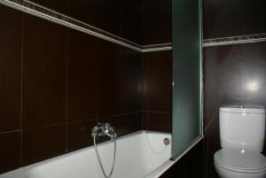 梅迪纳德波马尔Algarabiastaying 1 Cristeta的带浴缸、卫生间和淋浴的浴室。
