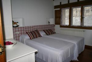 梅迪纳德波马尔Algarabiastaying 1 Cristeta的一间卧室设有两张床和两个窗户。