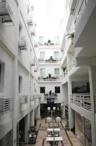 圣保罗全家酒店的公寓大楼的走廊上设有桌子