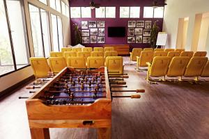 蒂卡尔蒂卡尔丛林旅舍的大房间中间设有椅子和棋盘