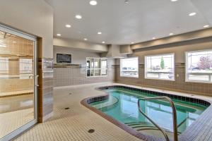Weyburn韦本卡纳尔塔酒店的一个带游泳池的浴室内的大型游泳池