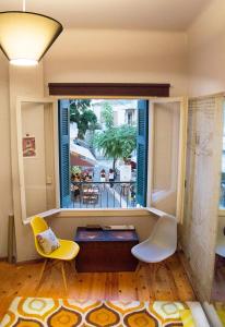 海若克利欧Artistic Getaway Home - Super Central的客厅配有2把黄色椅子和窗户