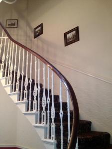 爱丁堡阿德菲酒店的螺旋楼梯,墙上有两张照片