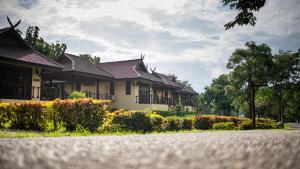 宗通Doi Inthanon Riverside resort的前面有鲜花的房子