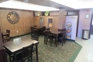 落基山庄Rocky Inn Express的一间带桌椅和冰箱的餐厅