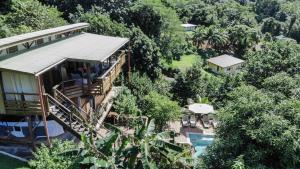 TeavaroLa Villa Te Fetia Nui Moorea的享有带游泳池和树木的房屋的空中景致