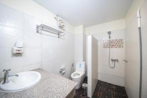 通奈潘海滩通奈潘海滩度假村的白色的浴室设有水槽和卫生间。