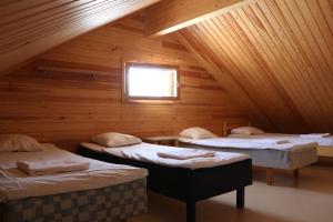 伊纳利Youth Center Vasatokka的小木屋内带三张床的客房