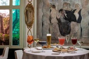 罗马罗马皇宫大酒店的酒杯和一盘食物的桌子