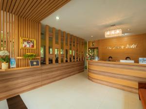 黎府AU广场酒店的餐厅大堂设有木镶板和柜台