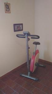 OlivetoEl pueblecito的一辆健身自行车在房间瓷砖地板上