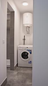 拉齐布日Apartament Piano 3的洗衣房配有洗衣机和灯