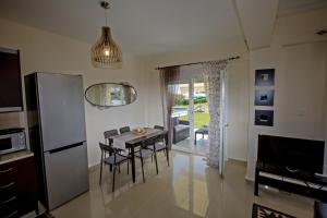 克里皮吉Dream Villa 2的厨房以及带桌椅的用餐室。