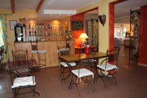 锡富尔勒普拉日乐克罗德邦酒店的一间带桌椅的用餐室