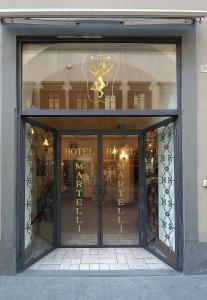 佛罗伦萨马尔泰利酒店的店前有酒店门
