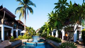 莱利海滩Railay Village Resort的一个带游泳池和棕榈树的度假村