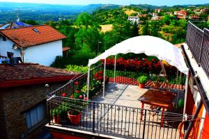 LermaB&B Il Borgo Fiorito的阳台配有桌子和白色天篷