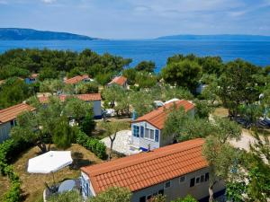 茨雷斯Mobile Homes Camping Kovačine的享有带橙色屋顶的小村庄的空中景致