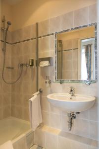 萨尔堡维茨豪斯费得马克酒店的一间带水槽和淋浴的浴室