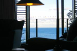 纽卡斯尔国王街公寓的客房可通过窗户欣赏到海景