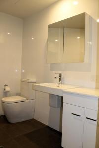 纽卡斯尔国王街公寓的一间带卫生间、水槽和镜子的浴室
