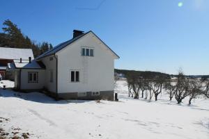 KarunaHännilän Tila的雪中白房子,有树