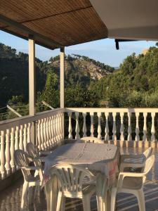 培拉特Guest House Xhuljon的美景阳台配有白色的桌椅