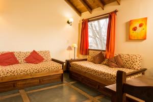 乌斯怀亚Aves del Sur的客房设有两张床和窗户。
