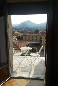 特伦托塔拉梅尔利住宿加早餐旅馆的阳台配有桌椅,享有风景。