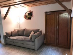 卢斯Apartma & savna Slapnik的沙发坐在客厅隔壁的门