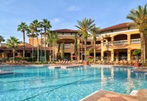 奥兰多Floridays Orlando Two & Three Bed Rooms Condo Resort的度假村前的大型游泳池