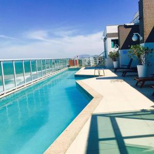 马卡埃德马卡埃布里萨热带酒店的建筑物屋顶上的游泳池