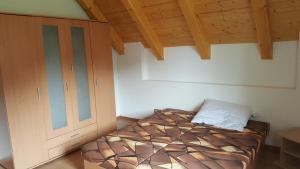 特热邦U Řeky Lužnice的一间卧室配有一张床和一个木制橱柜