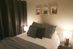 波切夫斯特鲁姆25 on Pretorius的一间卧室配有一张带枕头的床和两盏灯。