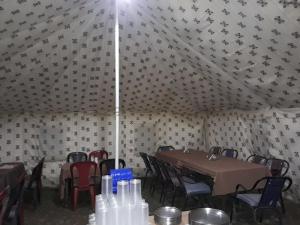 Sir Bhum ChunHimalayan Routes Camp Sarchu的帐篷内的用餐室配有桌椅