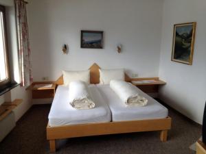 米明沃诺费尔膳食公寓的一间卧室配有带白色床单和枕头的床。