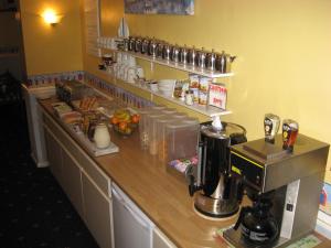 伊斯特布恩伊斯特布恩莱美酒店的厨房配有带咖啡机的柜台