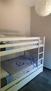 马贝拉Casa Alma的小型客房设有2张双层床和天花板。