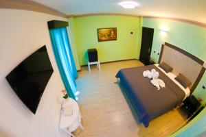 博卡奇卡FrioHot Boca Chica的卧室享有空中景致,配有1张床
