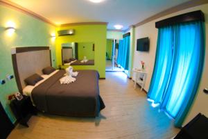 博卡奇卡FrioHot Boca Chica的酒店客房,配有床和镜子