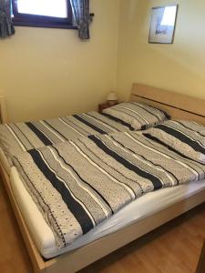 沃尔特湖畔韦尔登卡拉旺长廊公寓的卧室内的一张带两个枕头的床