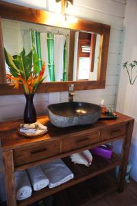 黑角Villa Rose Caraibes的一间带石制水槽和镜子的浴室